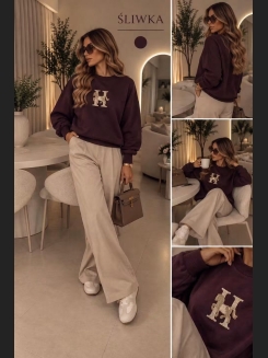 Śliwkowa bluza oversize z delikatną haftowaną aplikacją z koniem